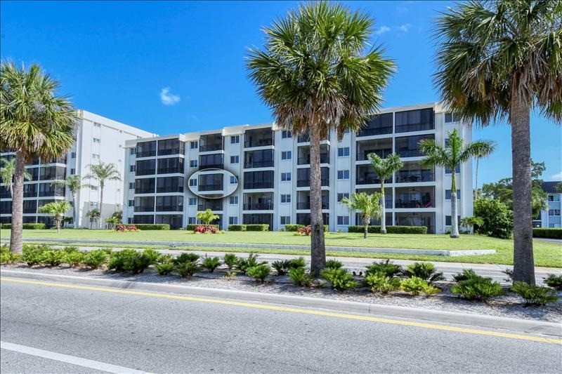 305 | Sarasota, FL | Crescent Royale Condominiums