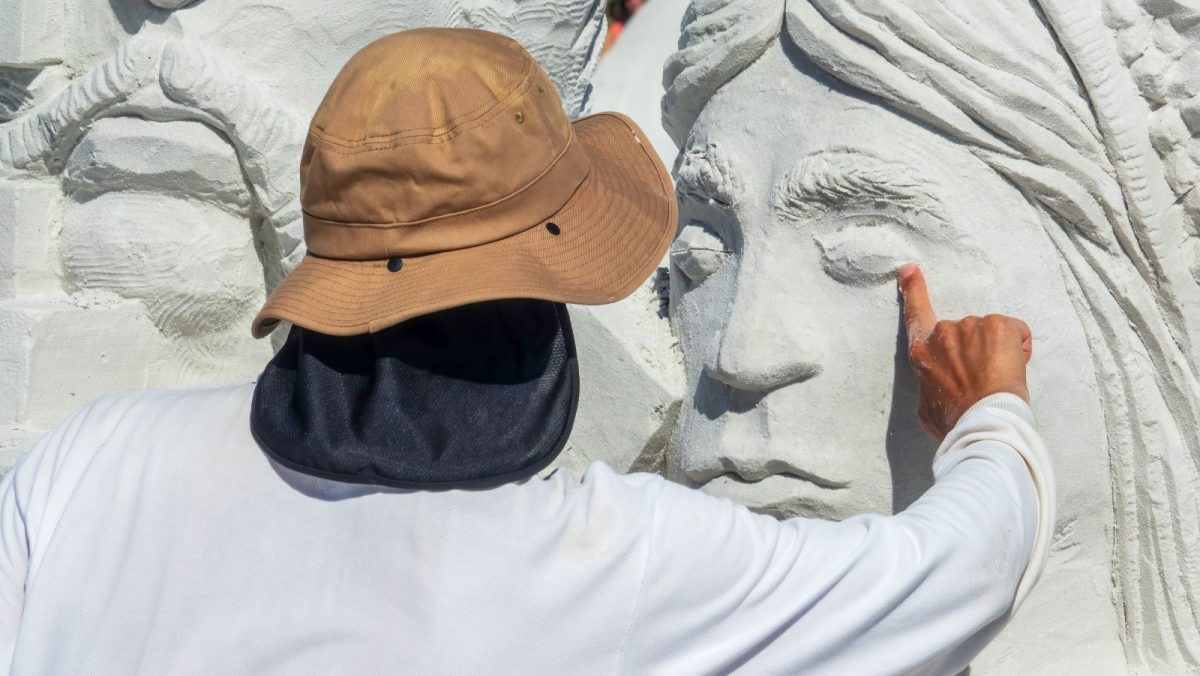 artist finishing sand sculpture at Siesta Key Crystal Classic